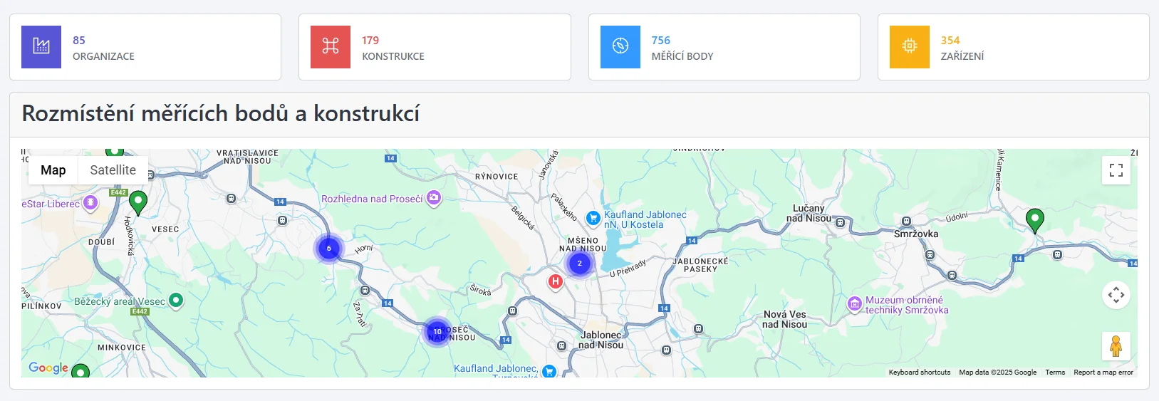 Snímek obrazovky: Rozvržení Dasbhoardu se souhrnnými widgety, kartou Mapy a kartami Organizací