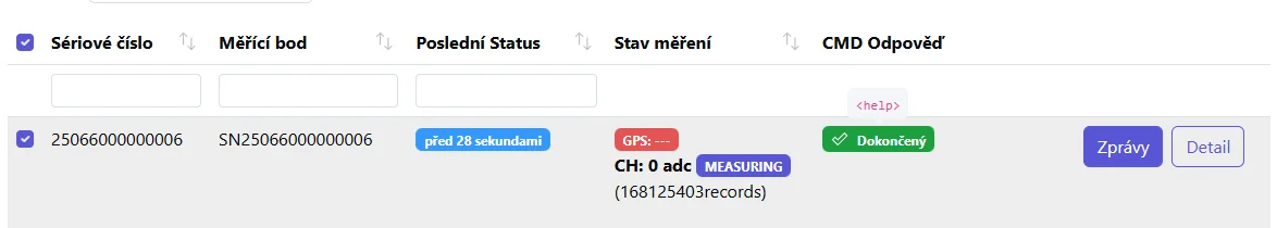 Screenshot: Tabulka Zařízení se zvýrazněnými checkboxy pro výběr a sloupci se stavem